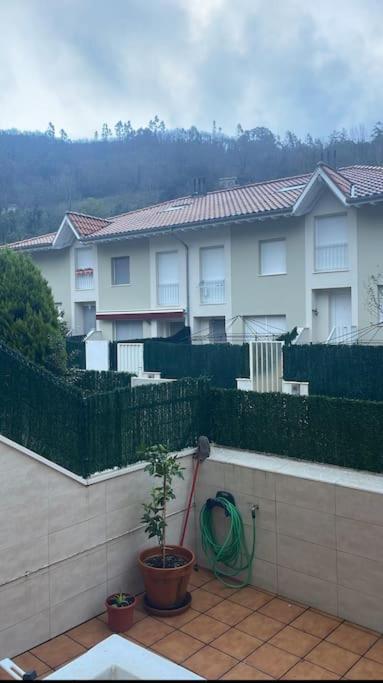 Casa En La Montana Con Piscina De Temporada Arredondo Exterior foto